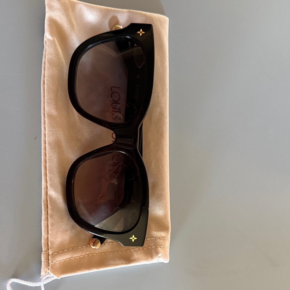 Louis Vuitton Elegant Black Sunglasses